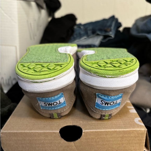 TOMS YSneakers - Picture 2 of 3